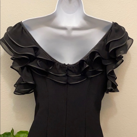 Black mini cocktail dress ruffle off shoulders - Picture 4 of 7